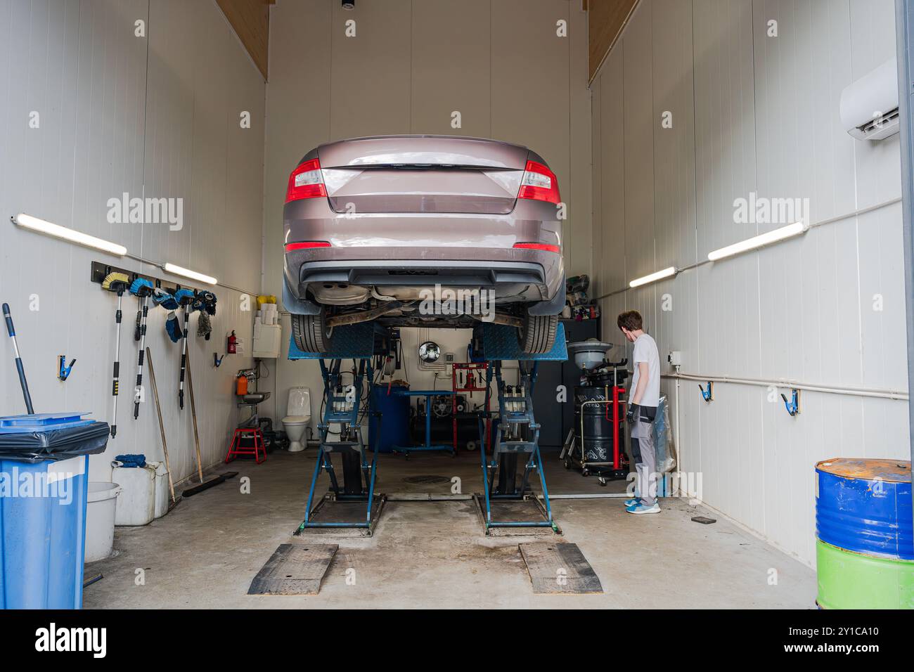 Car lifts hi-res stock photography and images - Alamy