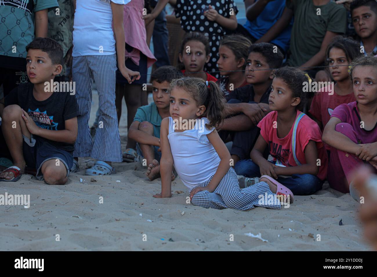 Khan Younis. 5th Sep, 2024. Displaced Palestinian children watch a Palestinian traditional dance in a refugee camp in the city of Khan Younis in the south of Gaza, on Sept. 5, 2024. Credit: Rizek Abdeljawad/Xinhua/Alamy Live News Stock Photo