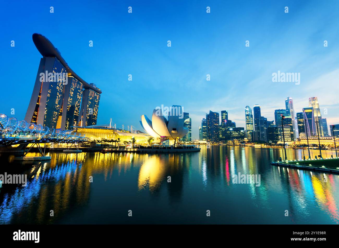 Singapore night skyline hi-res stock photography and images - Alamy