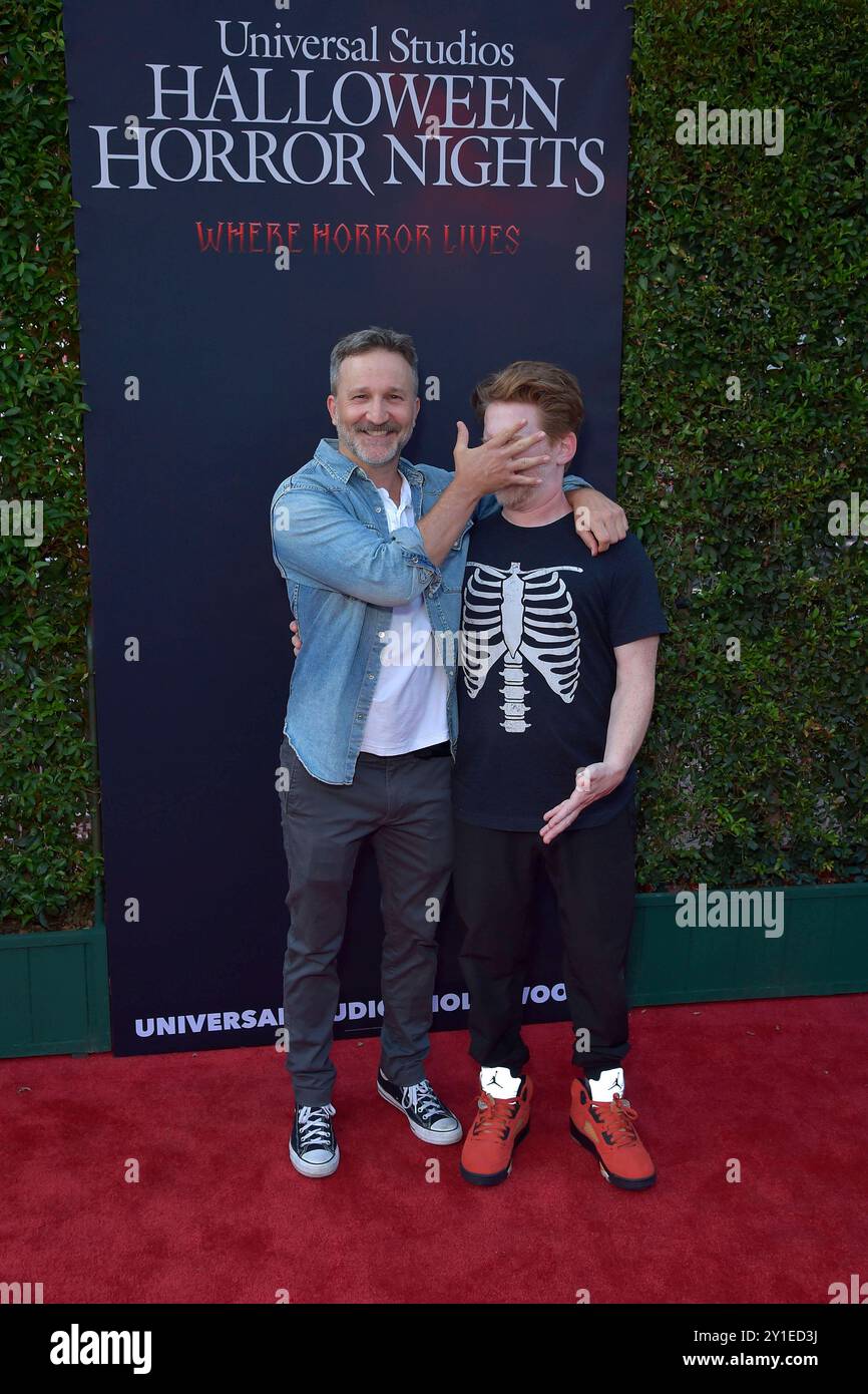Breckin Meyer und Seth Green bei der Eröffnung der Halloween Horror Nights  in den Universal Studios Hollywood. Universal City, 05.09.2024 *** Breckin  Meyer and Seth Green at the opening of Halloween Horror, image size:866x1390