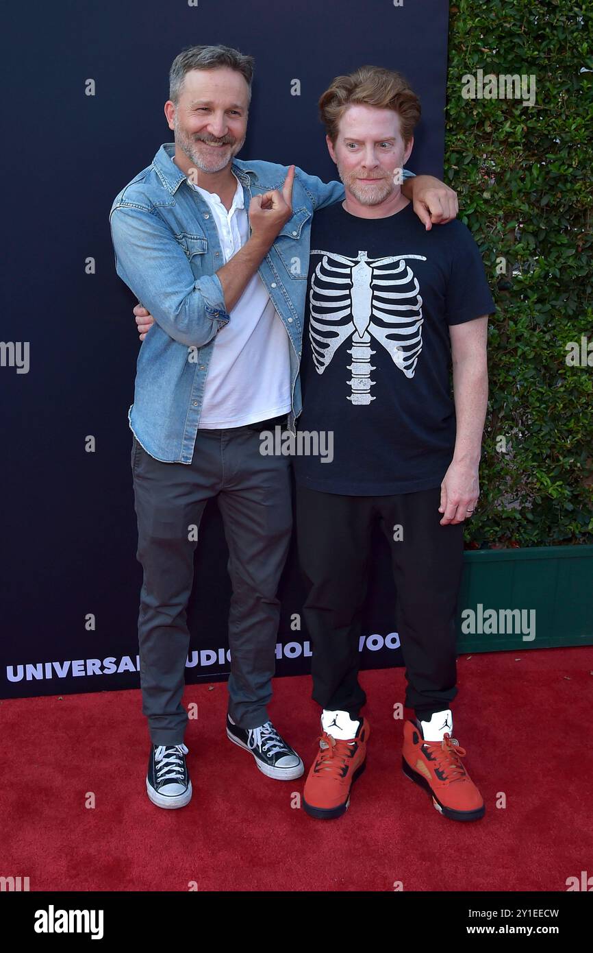 Breckin Meyer und Seth Green bei der Eröffnung der Halloween Horror Nights  in den Universal Studios Hollywood. Universal City, 05.09.2024 Stock Photo  - Alamy, image size:866x1390