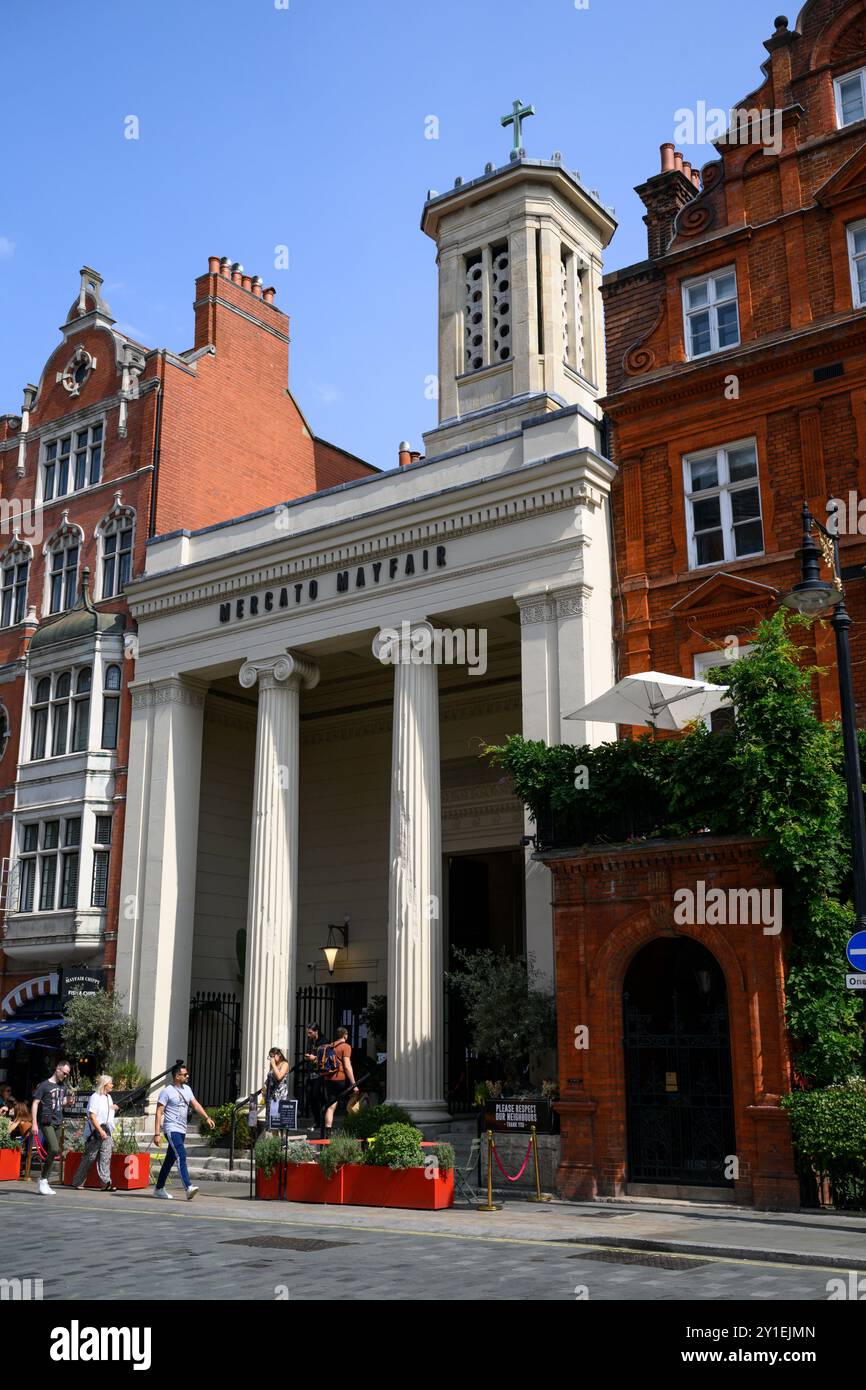 Mercato Mayfair is an indoor marketplace housing food stalls, bars, wine cellar and artisanal produce sellers. Mercato Mayfair, North Audley Street, L Stock Photo