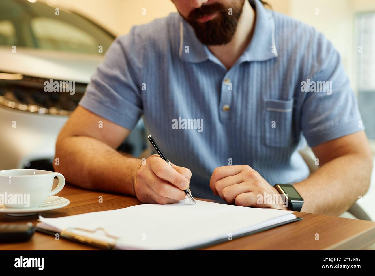 Customer signing agreement in store hi-res stock photography and images ...