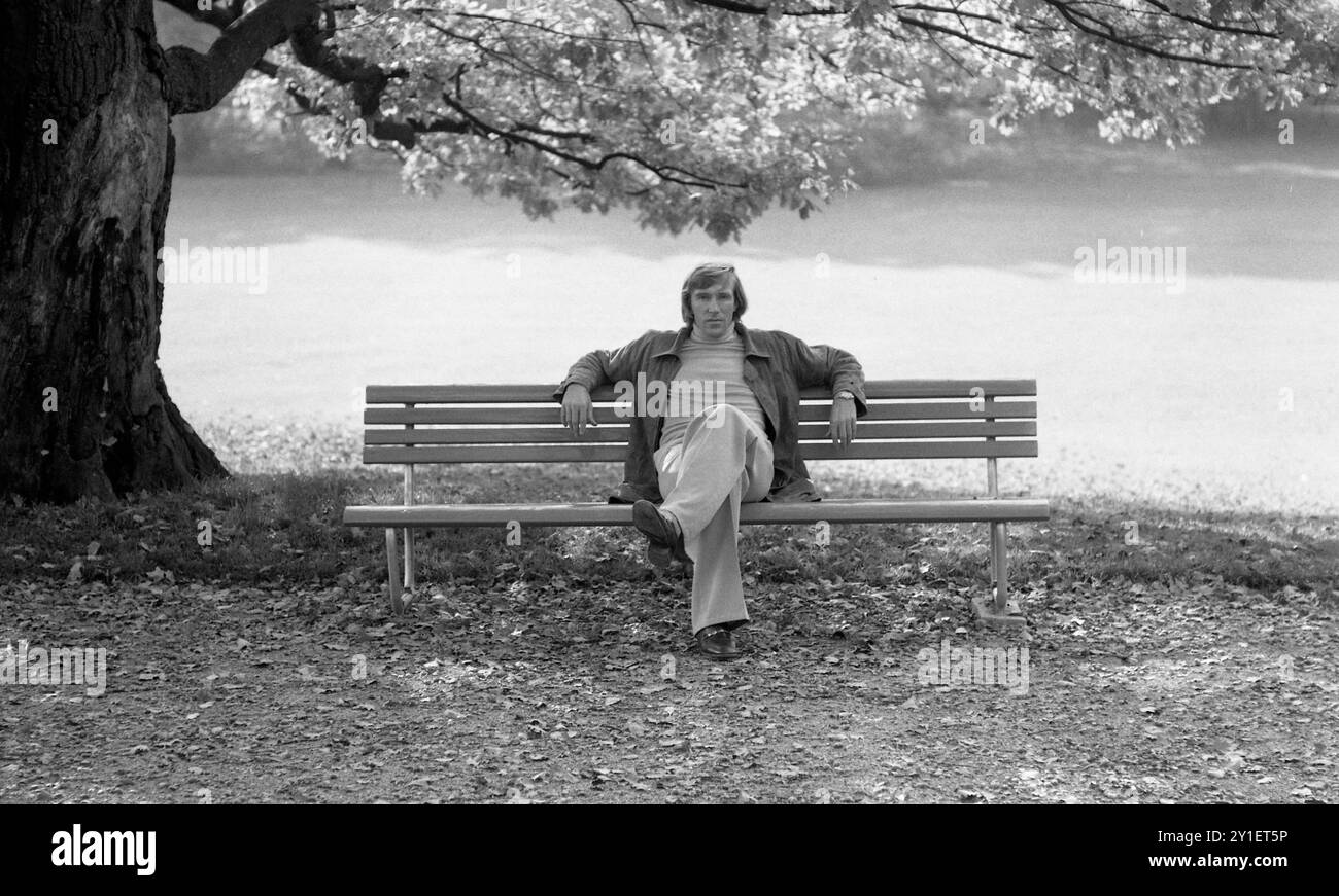 Baum in einem baum Black and White Stock Photos & Images - Alamy