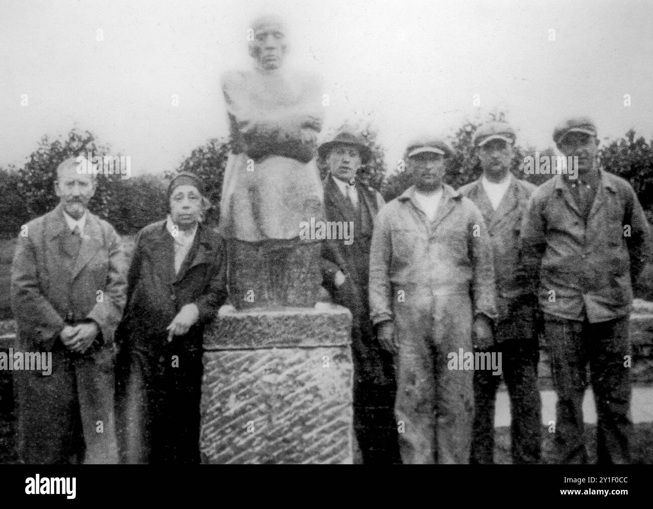 German artist Käthe Kollwitz posing with husband in front of sculpture group The Grieving Parents / Trauernde Eltern in the cemetery at Esen, Germany Stock Photo