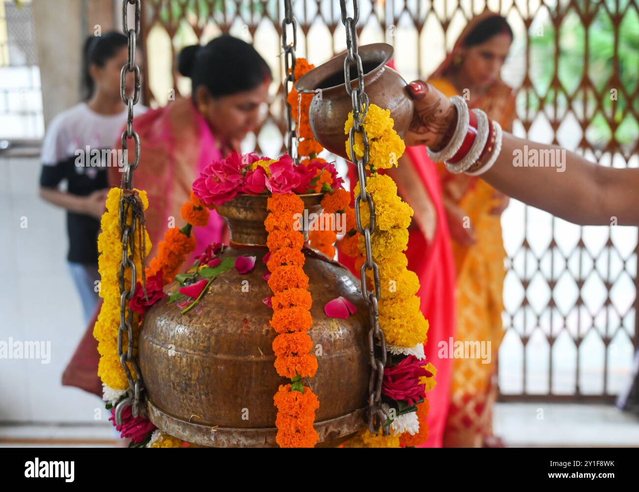 India. 06th Sep, 2024. NOIDA, INDIA - SEPTEMBER 6: Devotees worship Lord Shiva in the temple of Sector 2 on Hartalika Teej on September 6, 2024 in Noida, India. Hartalika Teej welcome the monsoon season and are celebrated primarily by girls and women, with songs, dancing and prayer rituals (Photo by Sunil Ghosh/Hindustan Times/Sipa USA) Credit: Sipa USA/Alamy Live News Stock Photo