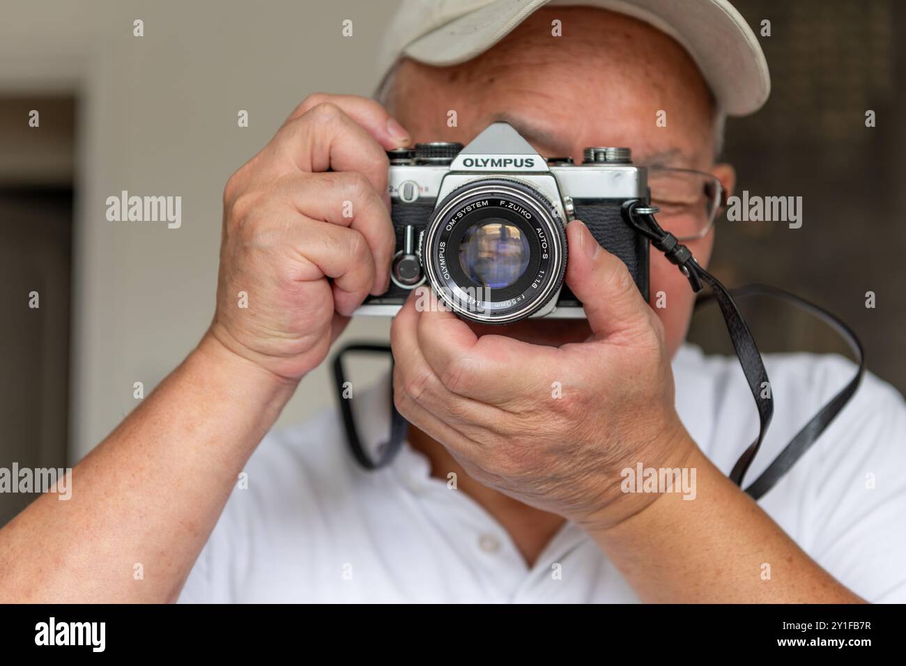 Man photographer slr camera hi-res stock photography and images - Alamy