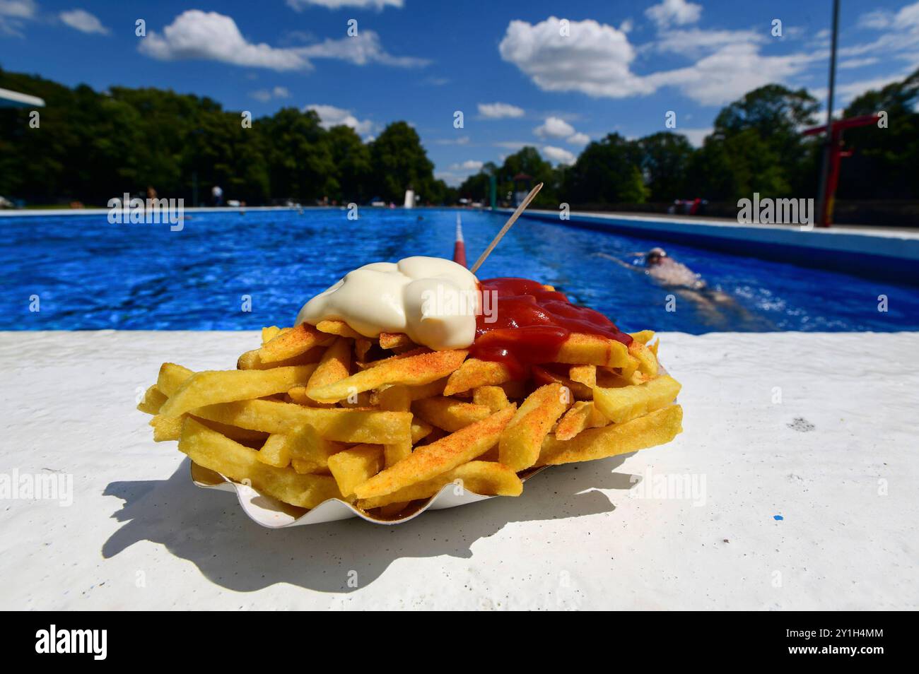 Pommes Frites sind frittierte Stäbchen aus Kartoffeln. Ursprünglich in ...