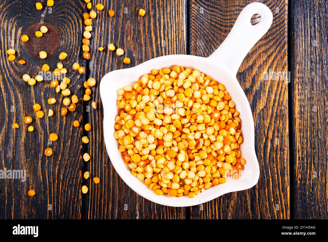 Comp Tabel Split peas on table close hi-res stock photography and images - Alamy