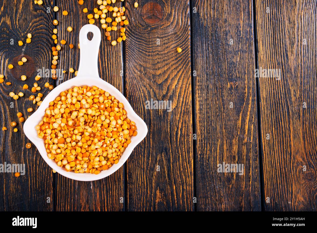 Comp Tabel Split peas on table close hi-res stock photography and images - Alamy