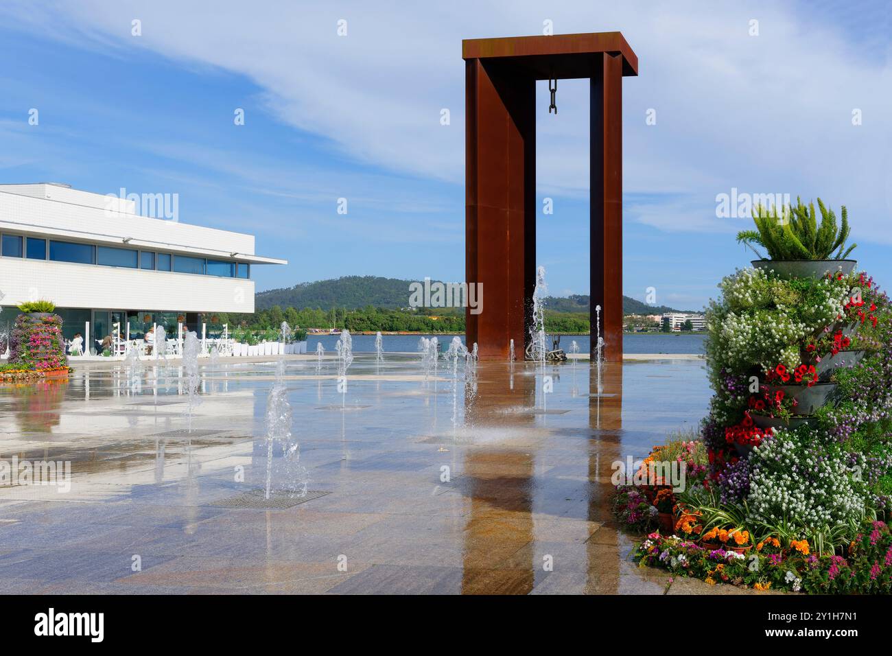 25 de April monument and water games, Freedom Square, Viana do Castelo,  Minho, Portugal Stock Photo - Alamy