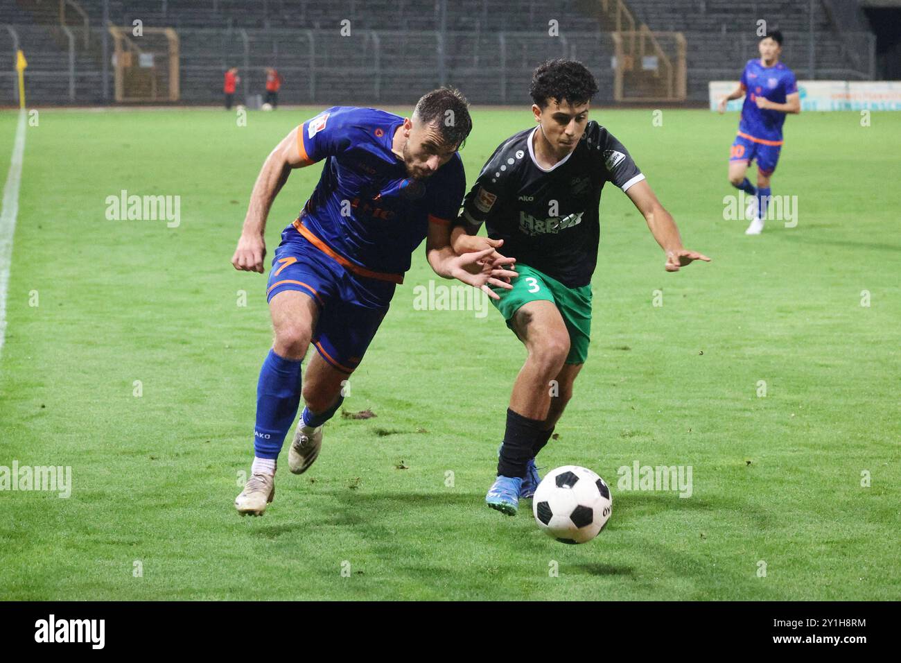 Maurice Danielle Werlein SI li. gegen Nasim Chatar FB re. Fussball Oberliga Westfalen, 5. Spieltag, Sportfreunde Siegen - SG Finnentrop/Bamenohl, am 06.09.2024 in Siegen/Deutschland. *** Maurice Danielle Werlein SI left vs Nasim Chatar FB right Soccer Oberliga Westfalen, Matchday 5, Sportfreunde Siegen SG Finnentrop Bamenohl, on 06 09 2024 in Siegen Germany Stock Photo