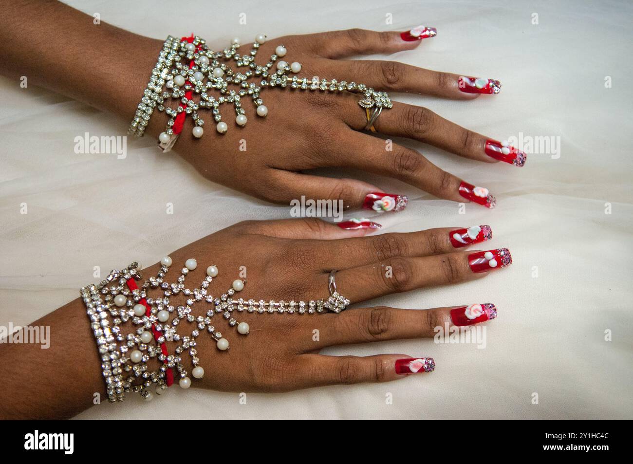 Cambodia bride hi-res stock photography and images - Alamy, image size:1300x953