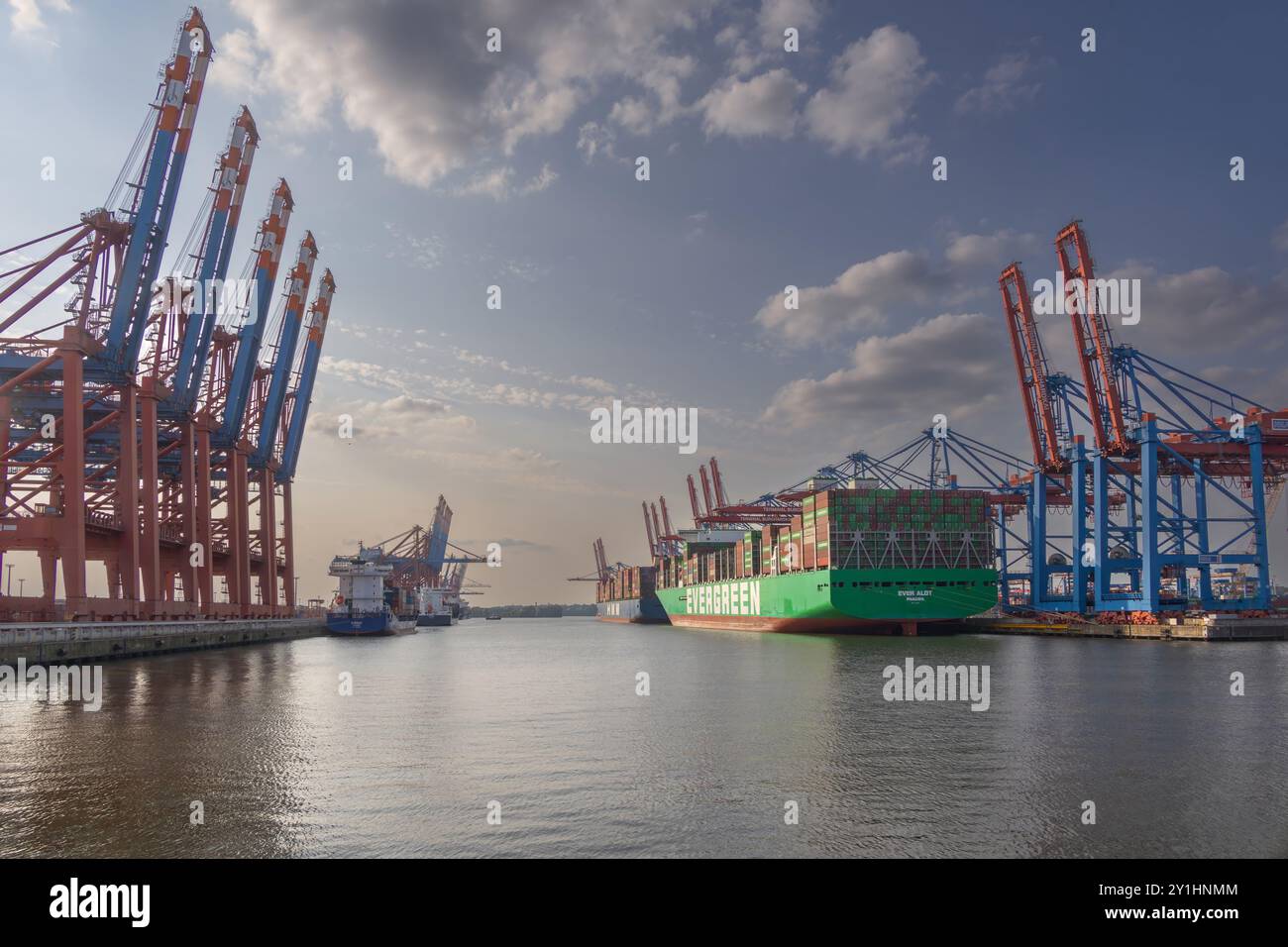 Evergreen ship container harbour hi-res stock photography and images ...