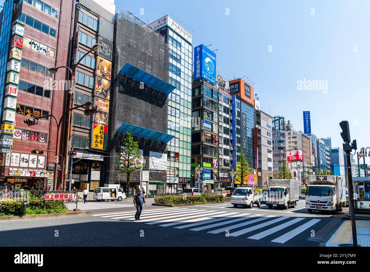 Tokyo crosswalk crossing shinjuku hi-res stock photography and images ...