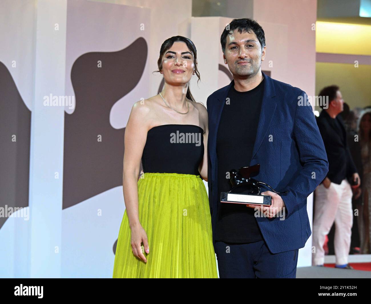 Yalangoch qizlar va katta siklarning fotosuratlari