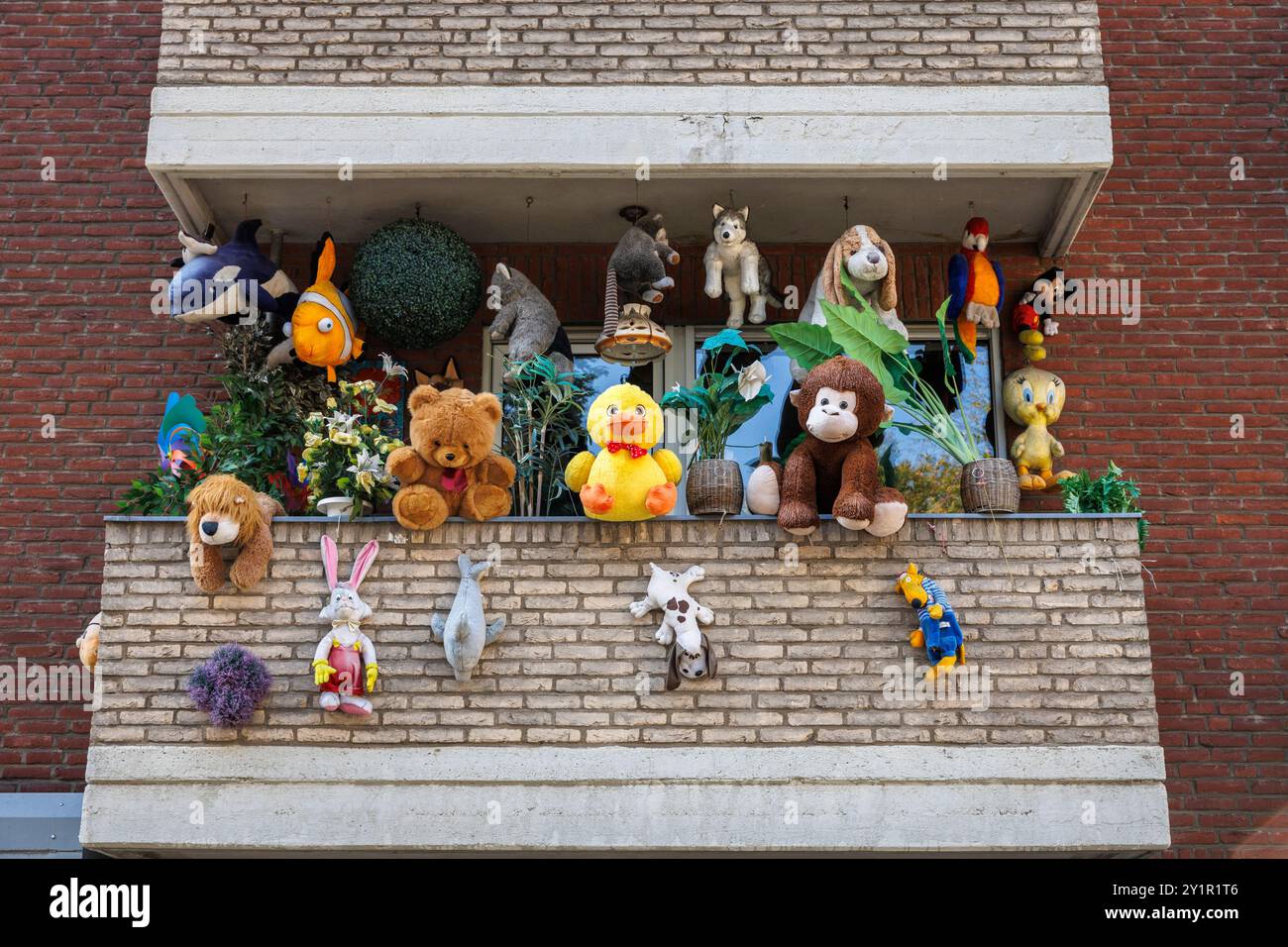 balcony decorated with lots of stuffed animals in the Muelheim district of Cologne, Germany. mit vielen Stofftieren dekorierter Balkon im Stadtteil Mu Stock Photo