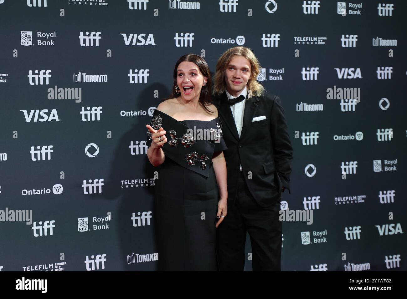 Binoche hi-res stock photography and images - Page 14 - Alamy, image size:1300x956