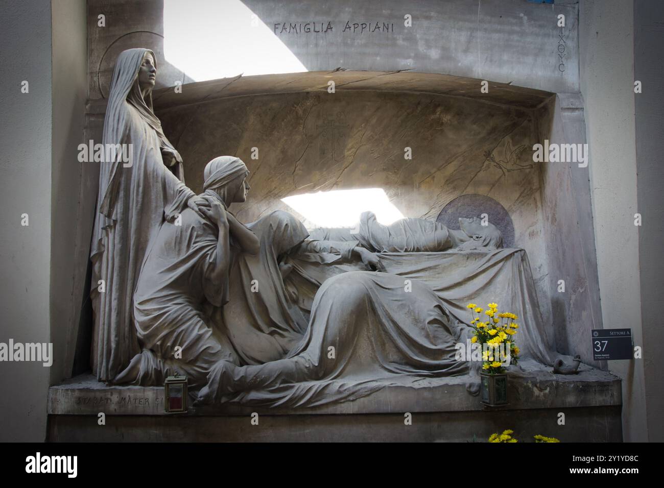 Tomba Famiglia Appiani, Cimitero monumentale di Staglieno, opera di  Demetrio Paernio 1910 Stock Photo - Alamy, image size:1300x956
