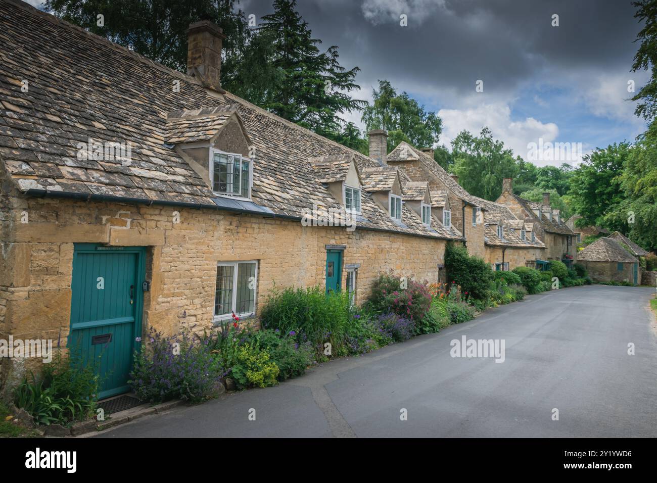 Old village cottages covered hi-res stock photography and images - Alamy