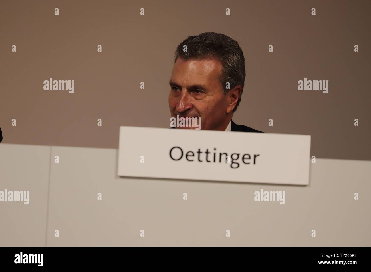 Günther Hermann Oettinger ist ein deutscher Politiker (CDU) Er war Ministerpräsident von Baden-Württemberg. Von 2010 bis 2019 gehörte er der EU-Kommission an, zunächst bis 2014 als Kommissar für Energie, von 2014 bis 2016 als Kommissar für Digitale Wirtschaft und Gesellschaft sowie zuletzt von 2017 bis 2019 als Kommissar für Haushalt und Personal. Seit 2021 ist er Präsident der EBS Universität für Wirtschaft und Recht. Stock Photo