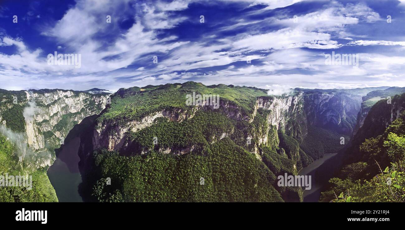 This highly impressive natural spectacle is located in the state of Chiapas in the south of Mexico. The Rio Grijalva (Rio Grande de Chiapa) winds its Stock Photo