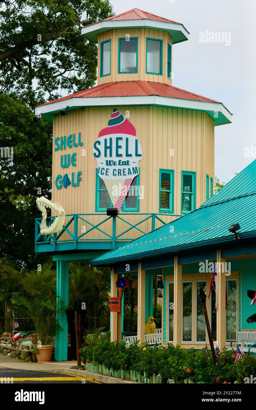 Delaware Shellz Tourists standing outside souvenir shop hi-res stock photography and ...