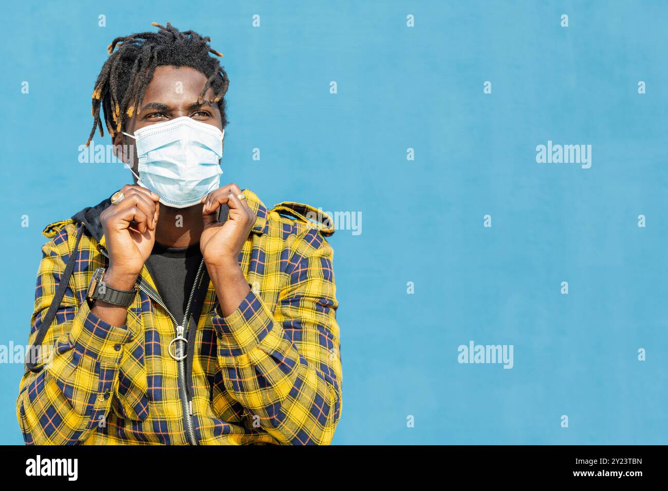 Black person wearing a mask hi-res stock photography and images - Alamy