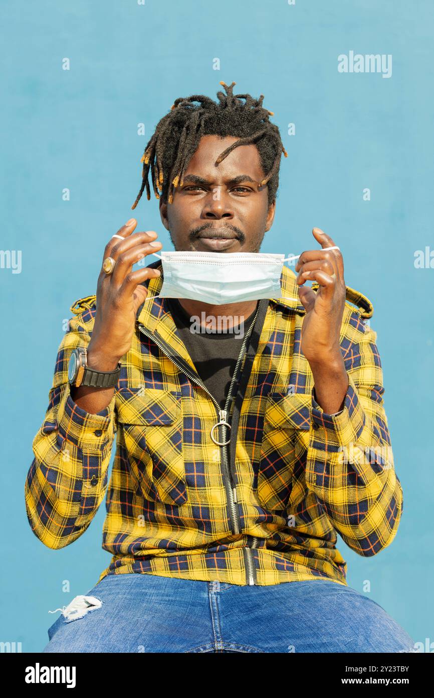Black student wearing mask hi-res stock photography and images - Alamy