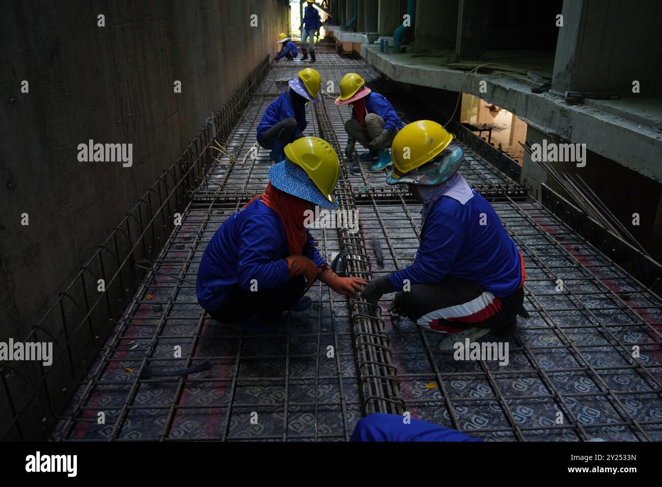 Steel structure and people hi-res stock photography and images - Alamy