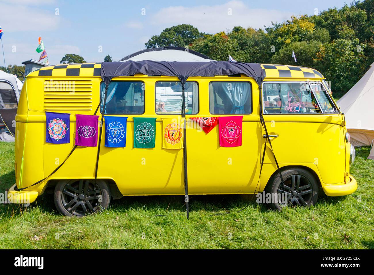 Vintage yellow van hi-res stock photography and images - Alamy