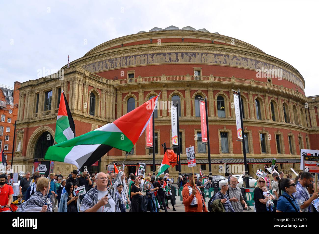 Demonstrators march past the Royal Albert Hall on Kensington Gore during a mass demonstration protest against Israel's war on Gaza. 7th September 2024 Stock Photo