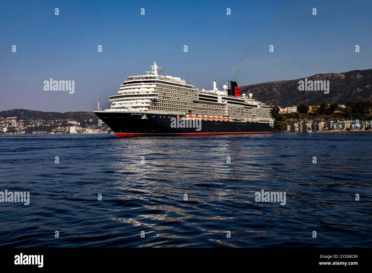 Queen anne cruise ship hi-res stock photography and images - Alamy