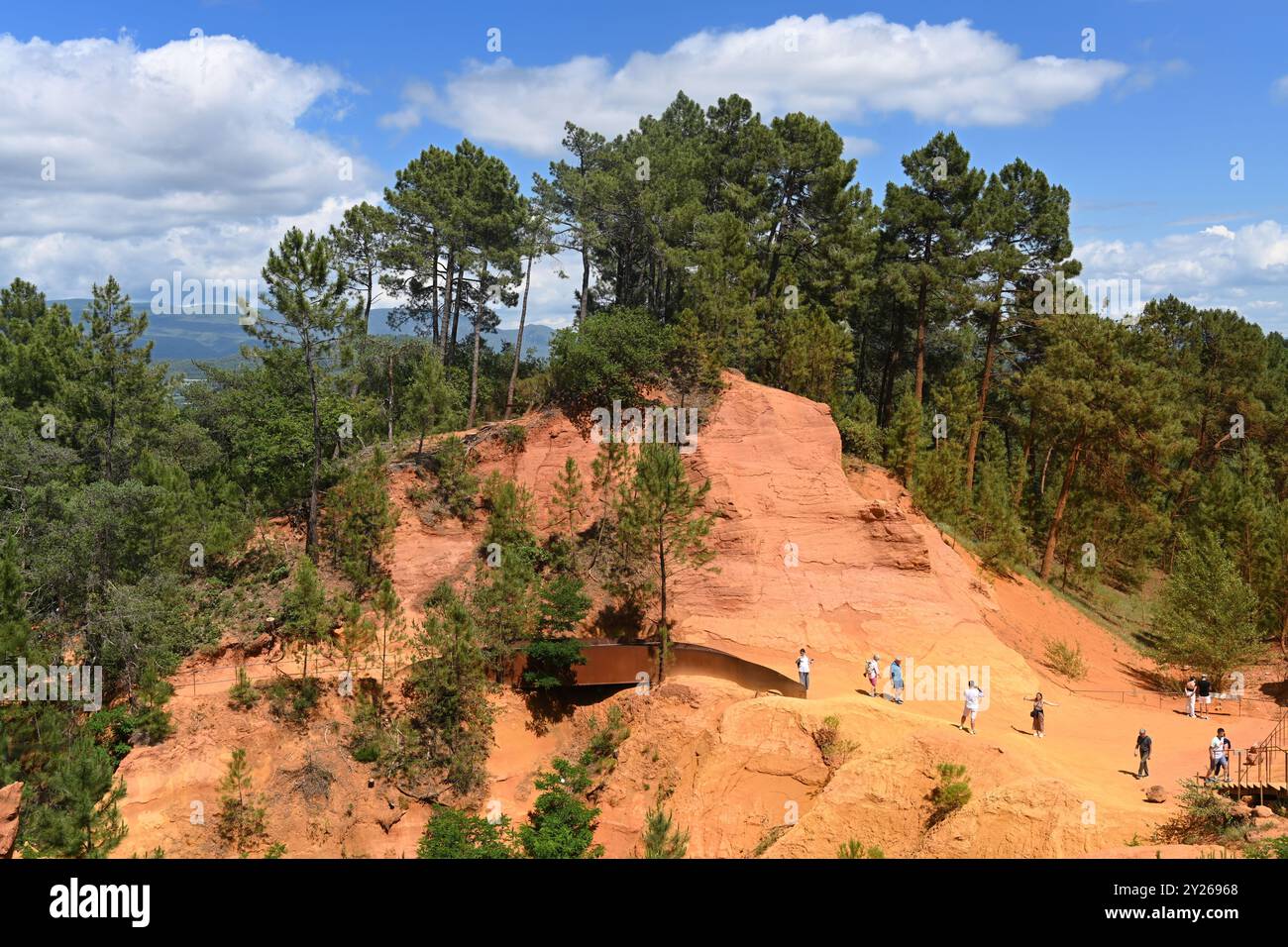 Tourists Explore the 'Sentier des ocres' or Ochre Trail near Roussillon in the Luberon Regional Park Vaucluse Provence France Stock Photo