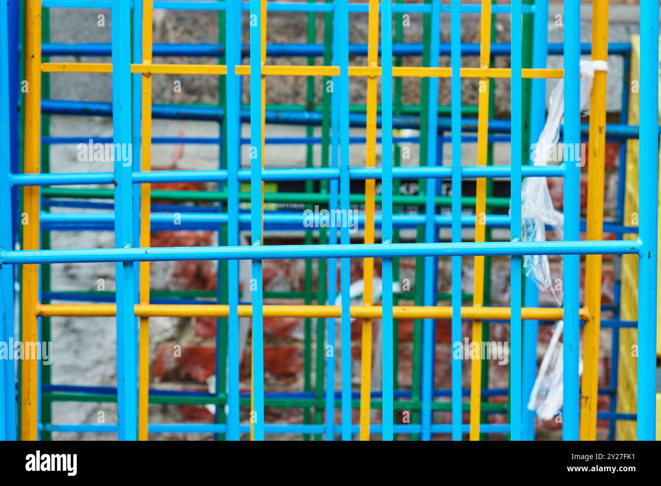 Detailaufnahme vierschiedenfarbiger Rollbehälter für den Einzelhandel Stock Photo
