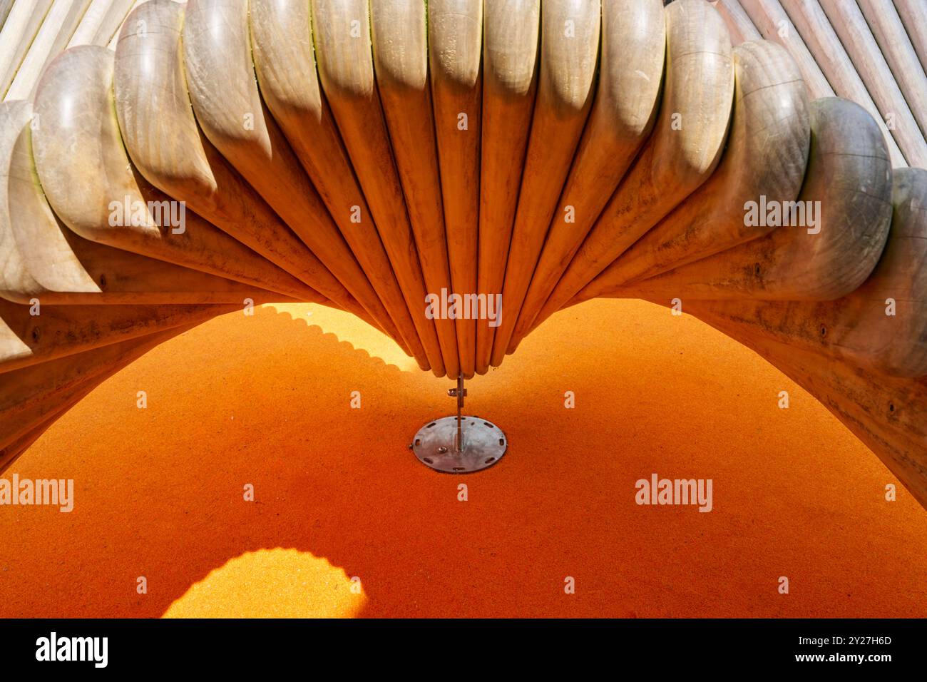 geschwungenes symetrisches Holzobjekt im Sonnenlicht Stock Photo