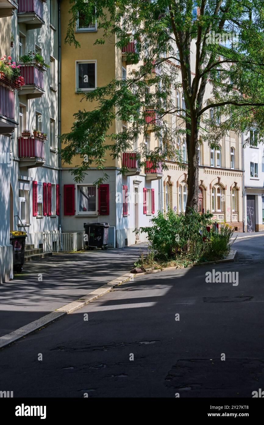 Sommerliche Straßenstzene mit viel Licht und Schatten Stock Photo