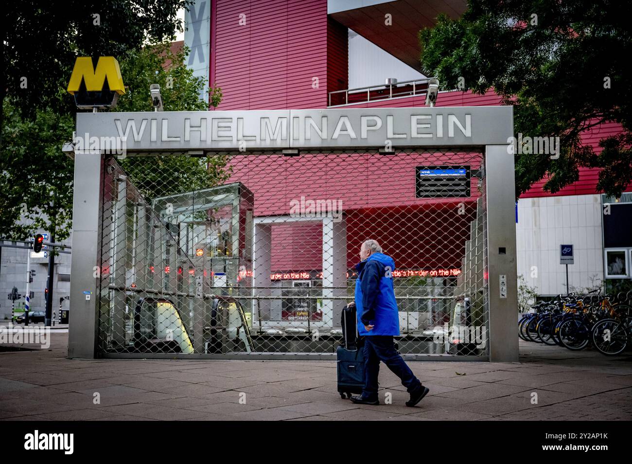 ROTTERDAM - The closed metro entrance wilhelminaplein during a work stoppage in Rotterdam city transport. From 4 a.m. to 8 a.m. no streetcars, buses and subways were running. Trade union FNV has announced several strikes in the week before Budget Day. The goal is to urge the cabinet to come up with a regulation that would allow ov employees to quit heavy work earlier. ANP ROBIN UTRECHT netherlands out - belgium out Stock Photo