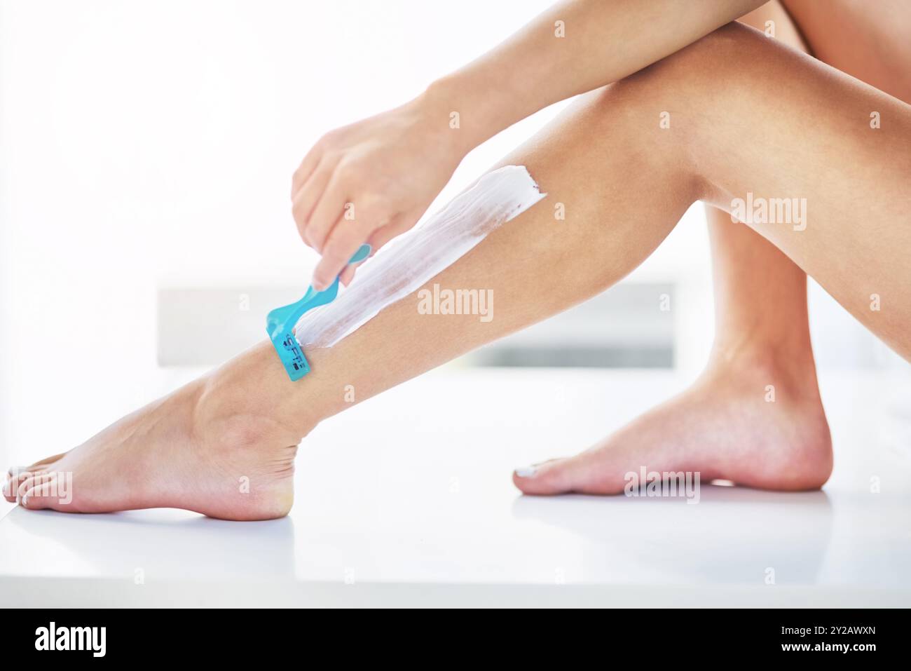 Female hands holding razor hi-res stock photography and images - Alamy