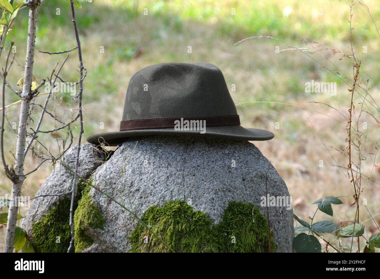 08.09.2024 Hut Deutschland/ Sachsen Anhalt/ Altmark/ Altmarkkreis Salzwedel/ Stadt Klötze/ Waldtag am Forsthaus Zartau/ auf einem Felstein abgelegter Hut *** 08 09 2024 Hat Germany Saxony Anhalt Altmark Altmarkkreis Salzwedel Stadt Klötze Waldtag am Forsthaus Zartau hat placed on a rock Stock Photo