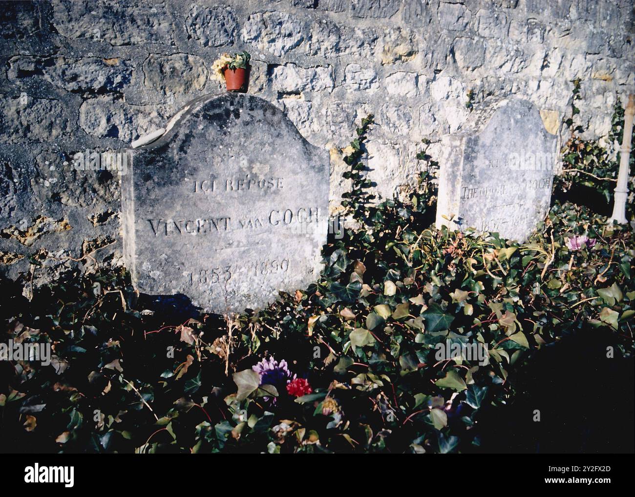 AJAXNETPHOTO. AUVERS SUR OISE, FRANCE. - VAN GOGH BROTHERS - THE GRAVES OF IMPRESSIONIST/MODERNIST PAINTER VINCENT VAN GOGH 1853-1890 (LEFT) AND HIS BROTHER THEODORE 1857-1891 (RIGHT) IN THE VILLAGE CEMETERY.  PHOTO:JONATHAN EASTLAND/AJAXREF:MX340 241408 13 Stock Photo