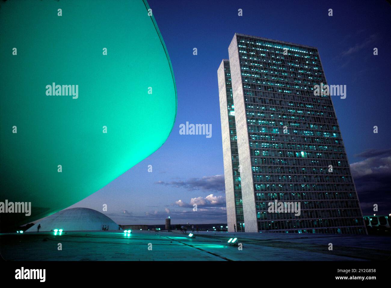 Brasilia, the National Congress building of Brazil. The Congress Palace at night in the new capital city. ( Oscar Niemeyer Architect ) Brazilia, Brazil, South America June 1985 1980s HOMER SYKES Stock Photo