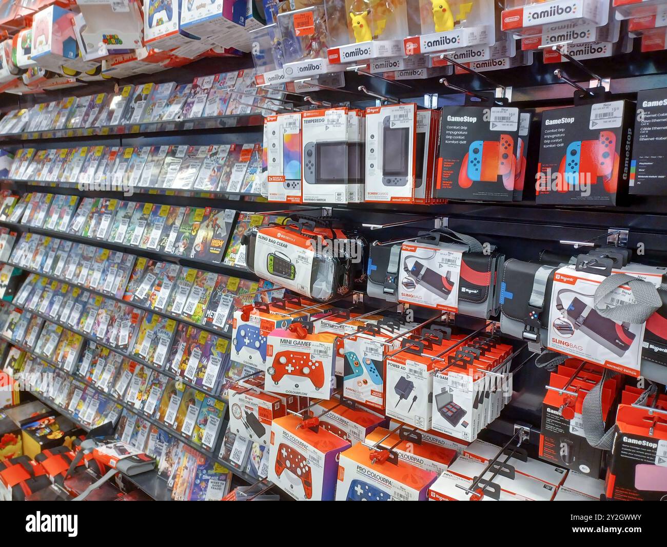 Video game store shelves hi-res stock photography and images - Alamy