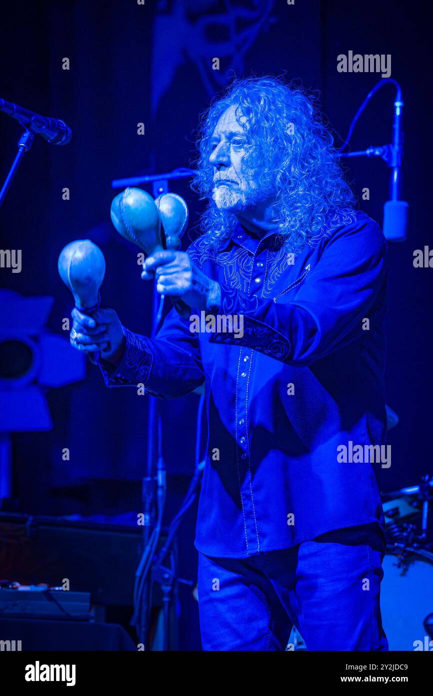 Led Zeppelin;s singer Robert Plant playing maracas in concert Stock Photo