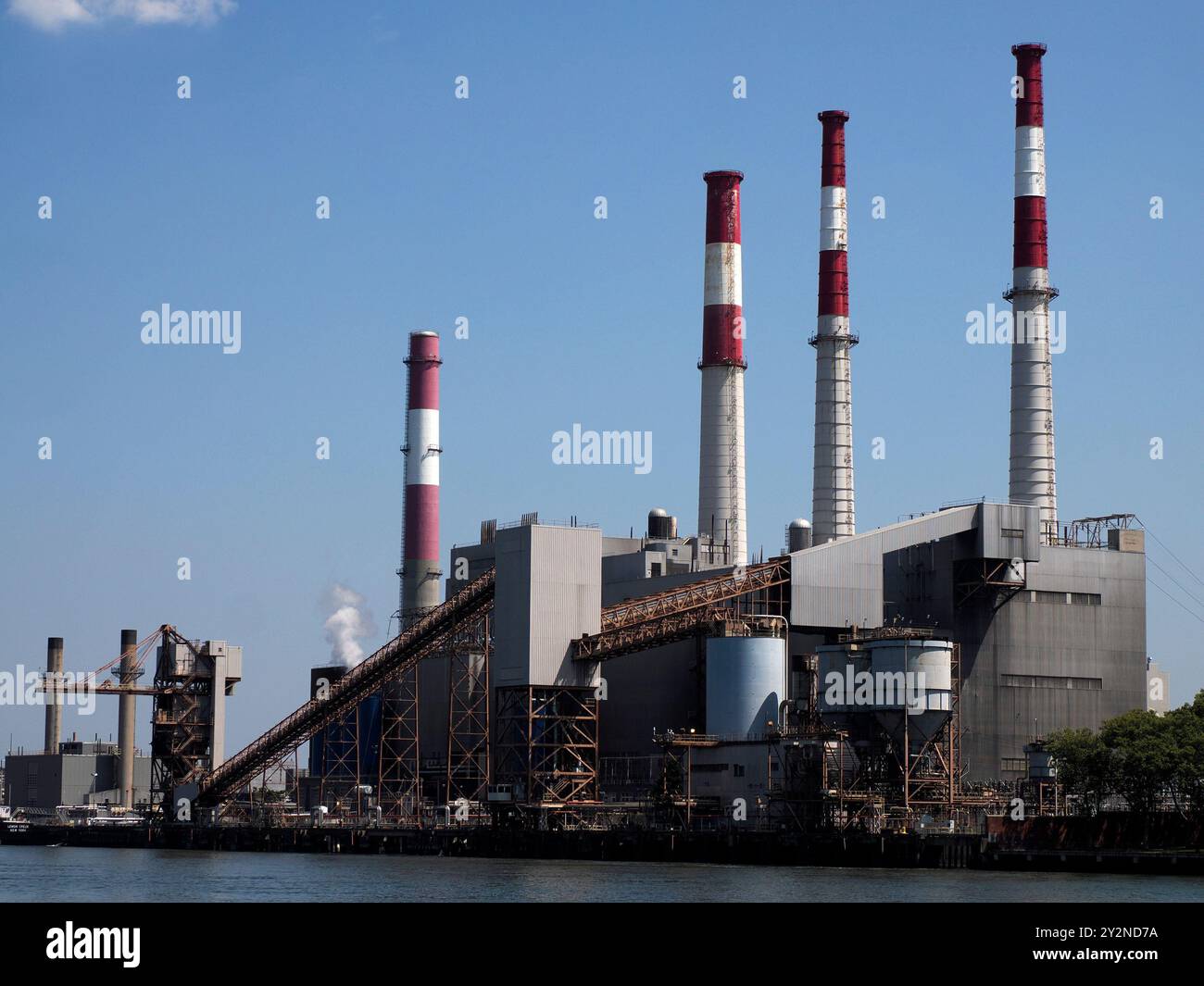 The Ravenswood generating station new york city queens view from Roosvelt island Stock Photo