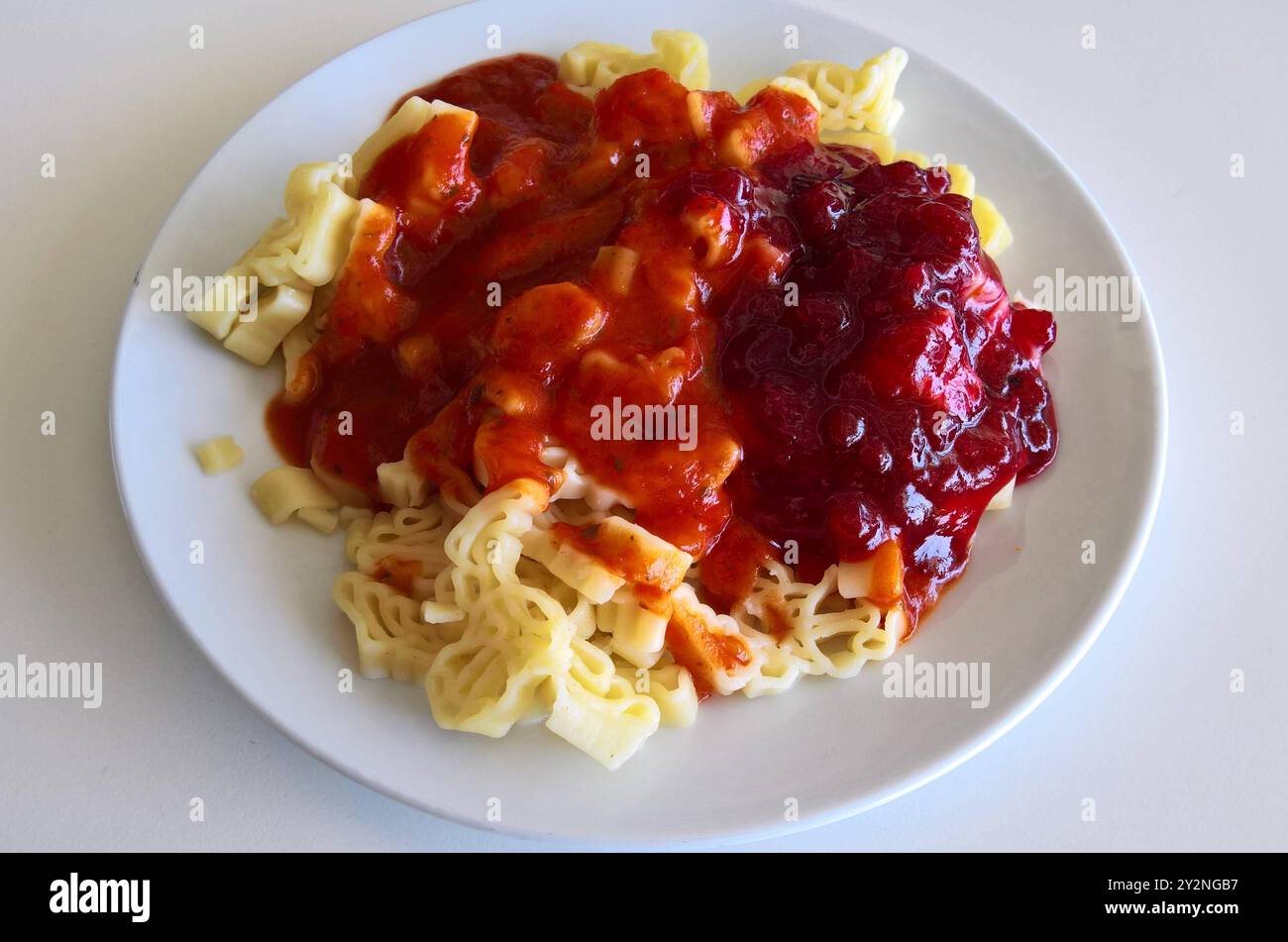 Ikea Restaurant, Pasta bzw Nudeln, Kinderteller mit Elchnudeln *** Ikea restaurant, pasta or noodles, childrens plate with egg noodles Stock Photo