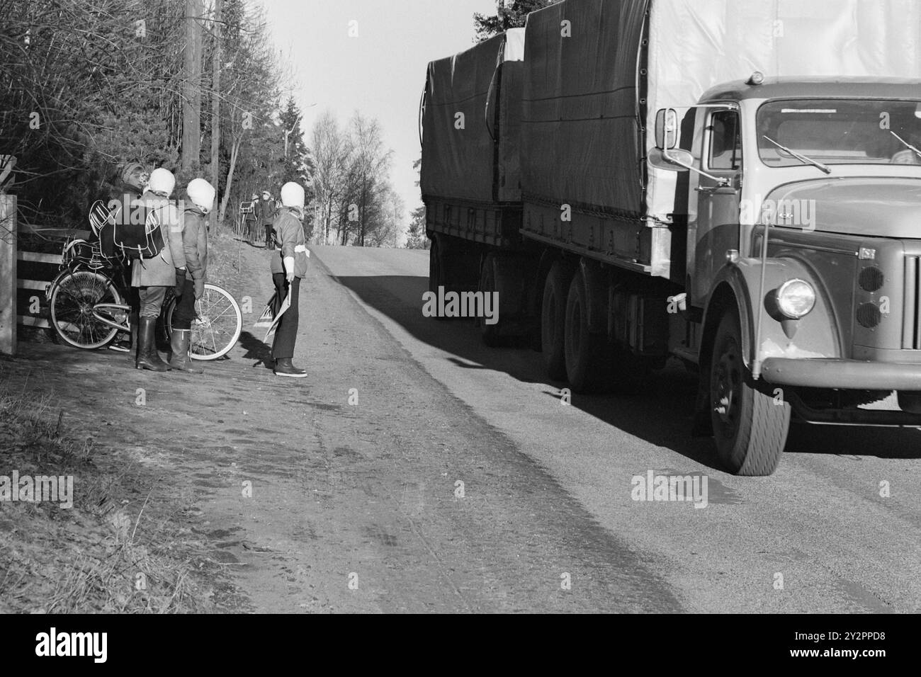 Current 47-2-1970 : E18 - school road.  E 18 is a dangerous school road. Between Sande and Larvik, the road has a traffic density of up to 20,000 vehicles a day. Cars and heavy goods vehicles whiz by at full speed without leaving the school children much leeway. The fact that so many schools are close to the road speaks of poor planning and an ever-increasing risk of accidents. It is time that the authorities intervene, say the local residents.  The gate at Nauen school faces straight out towards E 18. The school governor has long tried to get the school gate moved 70-80 meters higher in the t Stock Photo