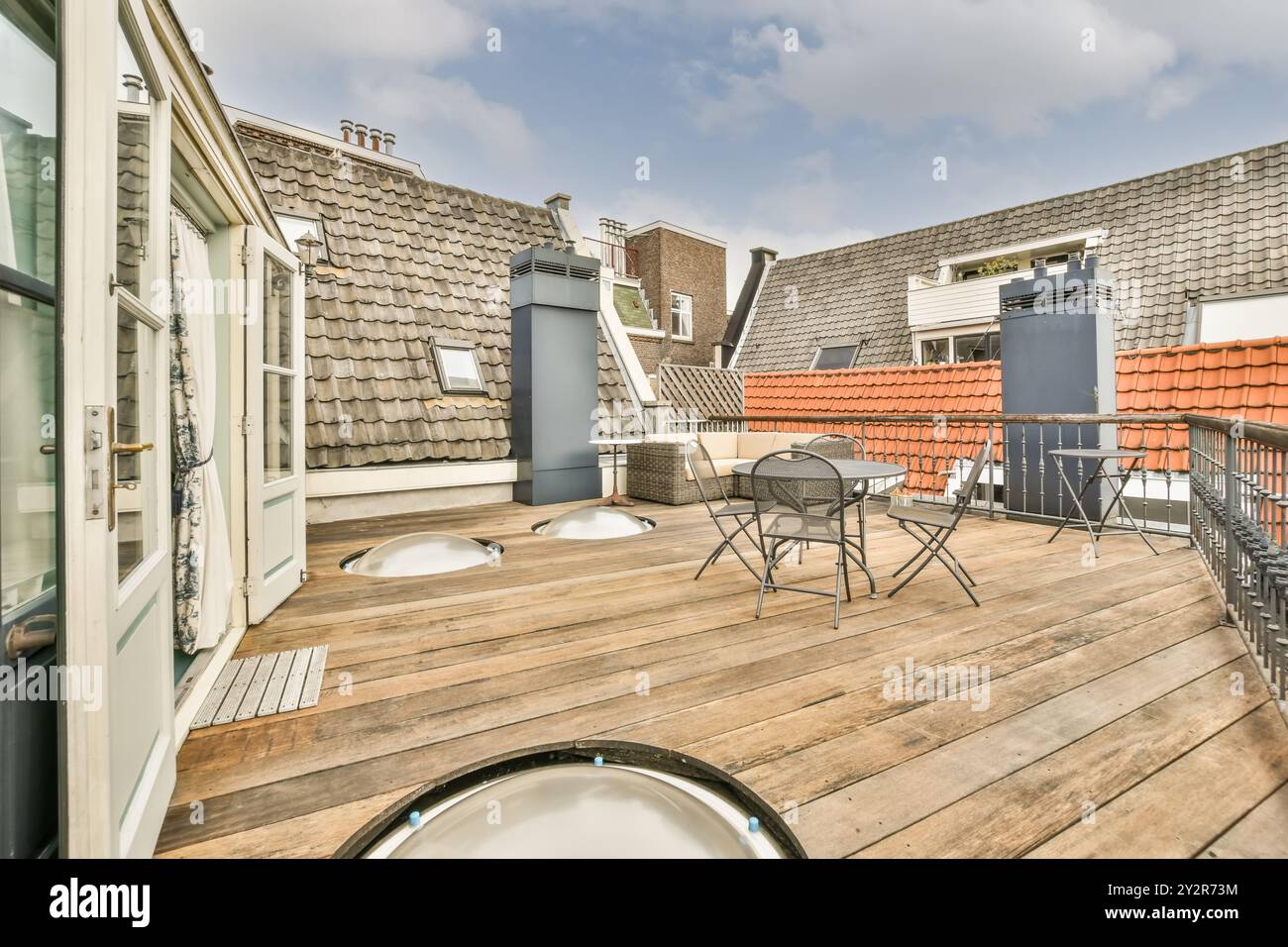 Spacious Rooftop Modern rooftop patio featuring hi-res stock photography and images - Alamy