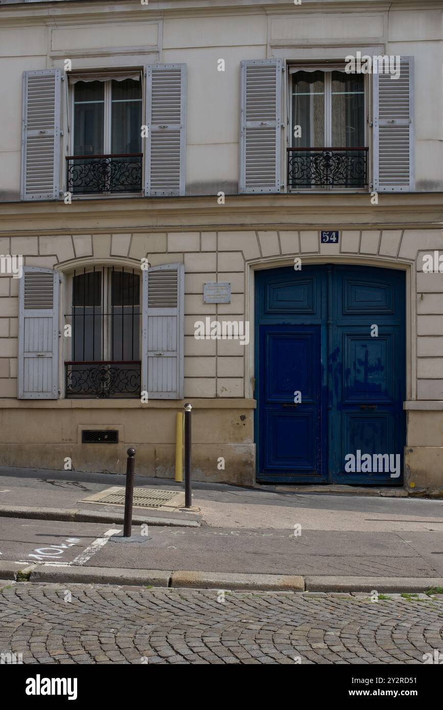 Door leading to the apartment where famous painter Vincent Van Gogh and his brother Theo used to live from 1886 to 1888 on 56 rue Lepic Montmartre, Stock Photo