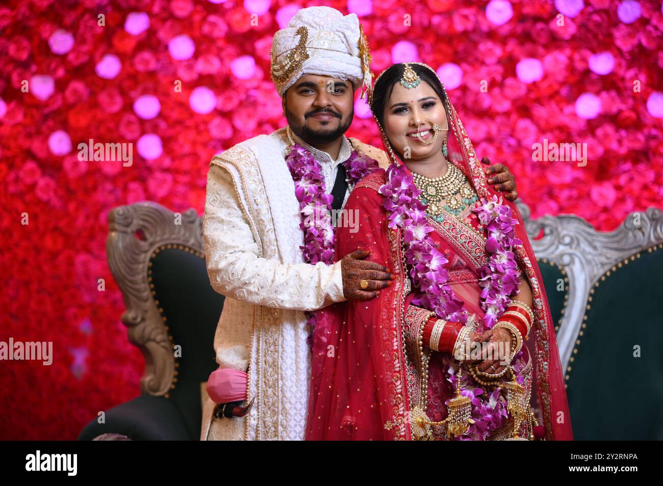 Indian couple in traditional attire hi-res stock photography and images ...
